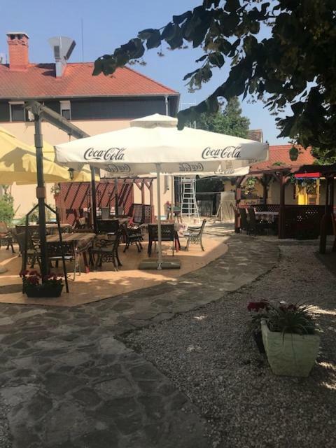 Vadasz Panzio Es Etterem Szombathely Exterior photo